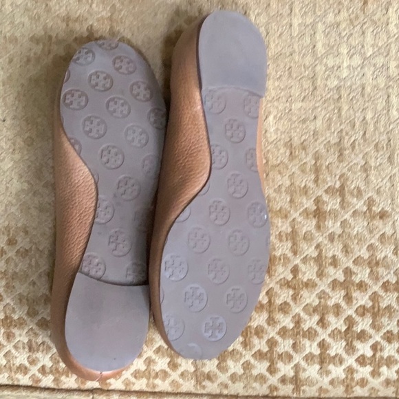 TORY BURCH Reva Logo Ballet Flats Pebbled Leather, tan. Size 8.5 - Picture 4 of 4